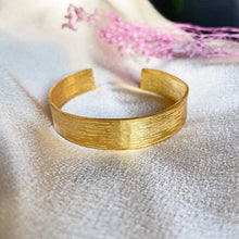 Load image into Gallery viewer, Classic Brushed Gold Bangle